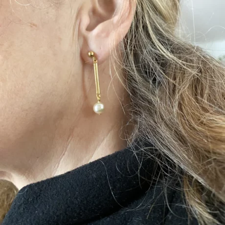 Boucles d’oreilles bâtons et perle nacrée