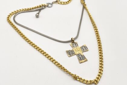 Collier multi chaine et croix