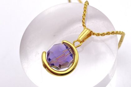 Collier pendentif lune violette