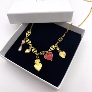 Collier avec charmes coeurs pendant