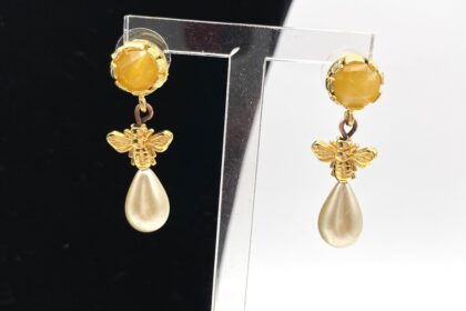 Boucles d'oreilles avec pendant abeille et goutte nacrée vintage.