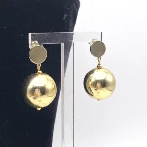 Boucles d’oreilles avec boule dorée pendante.