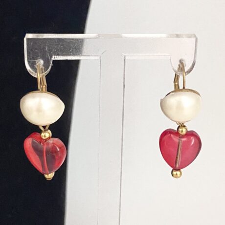 Boucles d'oreilles dormeuses perle et coeur rouge 