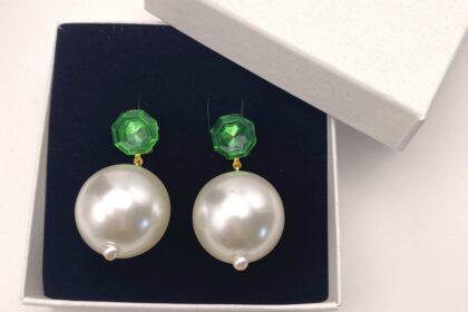 boucles d'oreilles clips verte et grosses perles