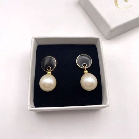 Boucles d’oreilles noires et perle goutte nacrée_03