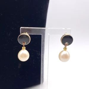 Boucles d'oreilles noires et perle goutte nacrée pendante