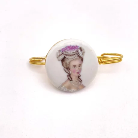 Broche porcelaine avec femme au chapeau