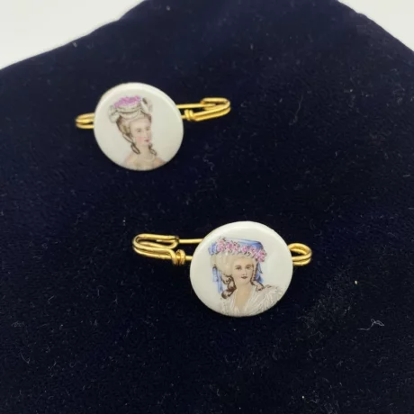 Broche porcelaine avec femme au chapeau