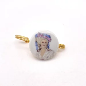 Broche porcelaine avec portrait de femme du 18 siècle