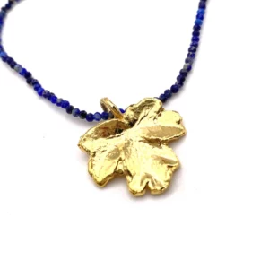 Collier lapis lazuli et feuille d'érable dorée pendentif