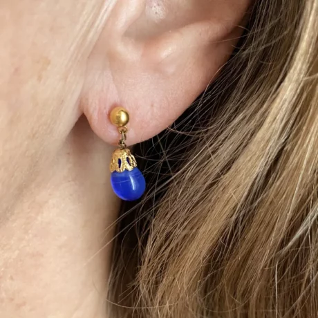 Petites boucles d'oreilles avec goutte de verre bleu