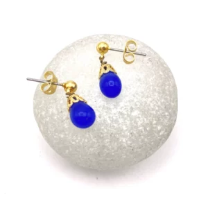 Petites boucles d'oreilles avec goutte de verre bleu