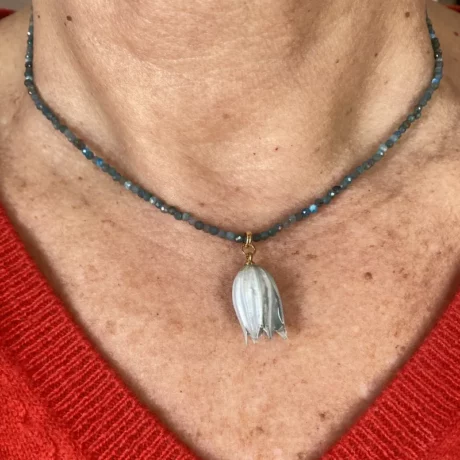 Collier apatite bleue et fleur clochette