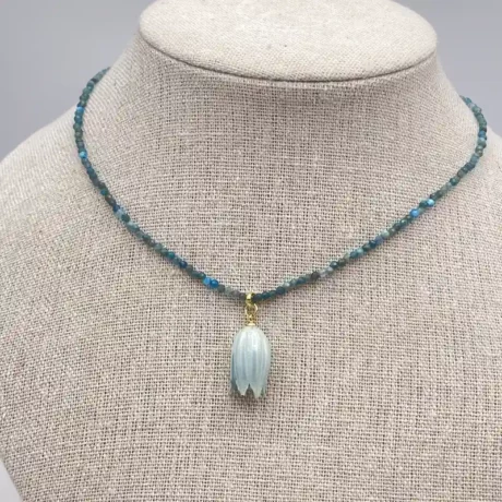 Collier apatite bleue et fleur clochette