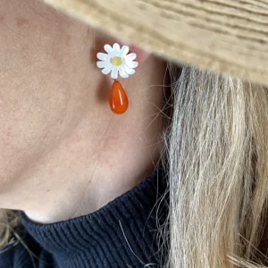 Boucles d'oreilles marguerite avec goutte coloré